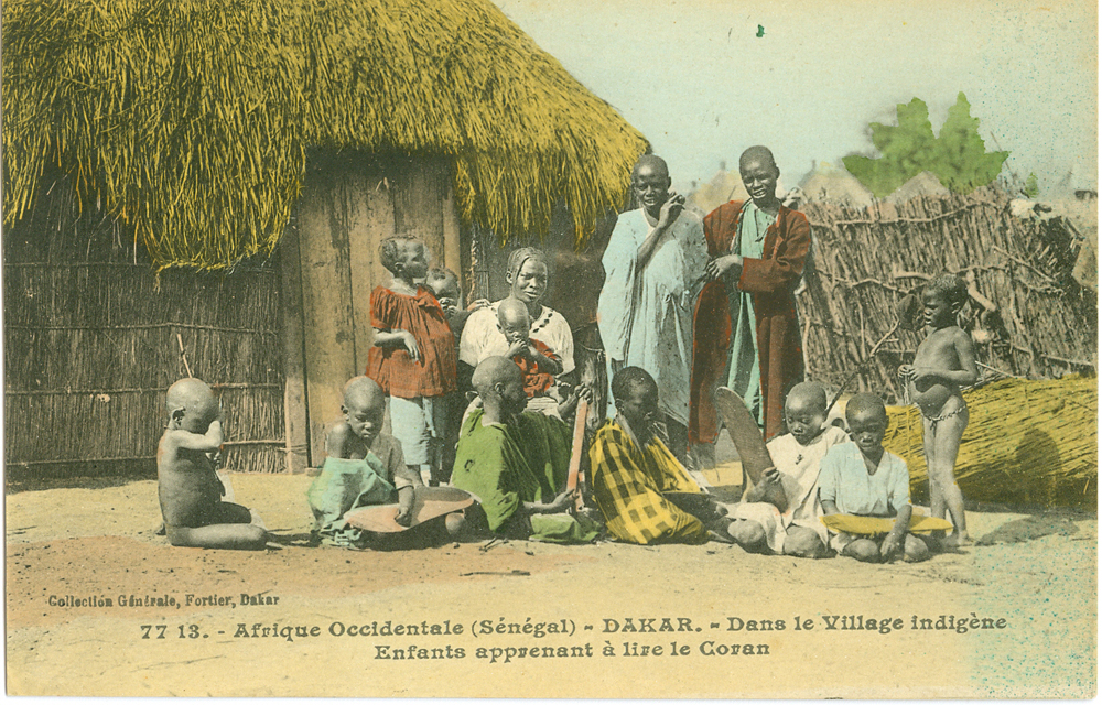DAKAR – Dans le Village indigene. Enfants apprenant à lire le Coran